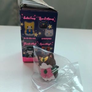 Mega cat sailor moon figure